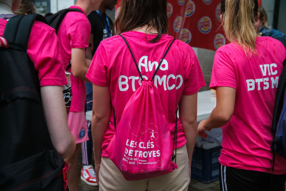 LES ÉTUDIANTS EN PLEIN RAID URBAIN 🗝️💜
Depuis les 13h, les étudiants troyens sillonnent les rues du centre-ville avec, au programme, 24 épreuves culturelles, sportives et de découverte de la ville. #clesdetroyes #troyes #troyeschampagnemetropole 1/2 📸 L.Lemery