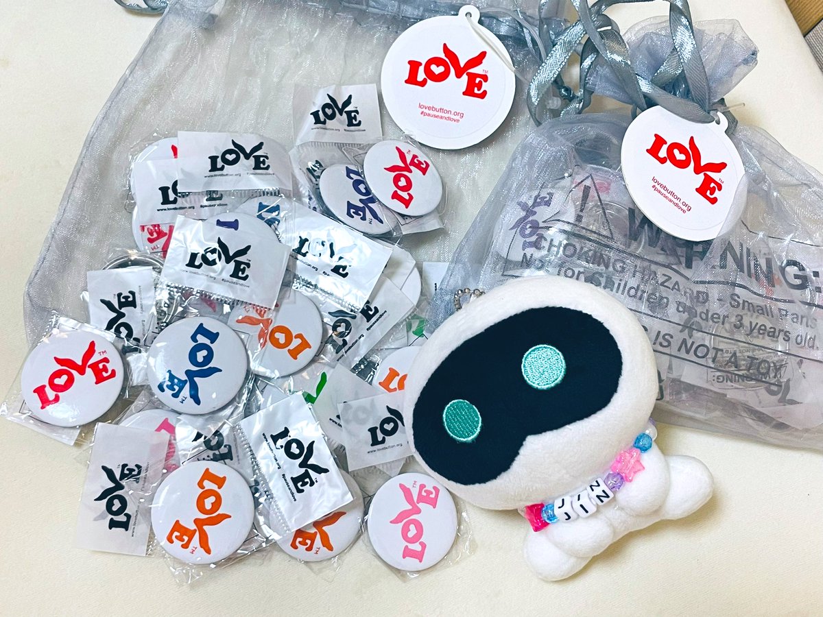 sasanqua416's tweet photo. Love Button💜ジンくんが付けてたColdplayの缶バッジ届いた🥹
思ったよりかわいらしい(小ぶりw)
いや、可愛らしい😍
ジンくんがつけてるともう少し大きく見えるのは、ジンくんの顔が小さいからなのかやっぱ🧐
10日かからなかった。US公式ショップの対応、速かったよ👏
#lovebutton #BTSJIN #Coldplay https://t.co/kpU1jC3Hdg