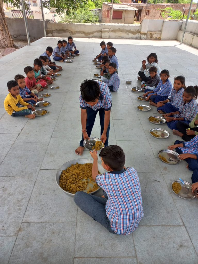 વર્ષ ૨૦૨૩ ને " શ્રી અન્ન વર્ષ  મિલીટ વર્ષ " તરીકે જાહેર કરવામાં આવેલ છે જે અંતર્ગત હારીજ તાલુકામાં વિવિધ PM Poshan કેન્દ્રો માં બાજરી નો ઉપયોગ કરીને મુઠીયા બનાવવી બાળકોને જમાડવામાં આવ્યા 
<a href="/MamlatdarHarij/">MamlatdarHarij</a> <a href="/PrantSami/">ERO 17- Chanasma & SDM Sami</a> <a href="/PradipSinhRathd/">Pradipsinh Rathod</a>