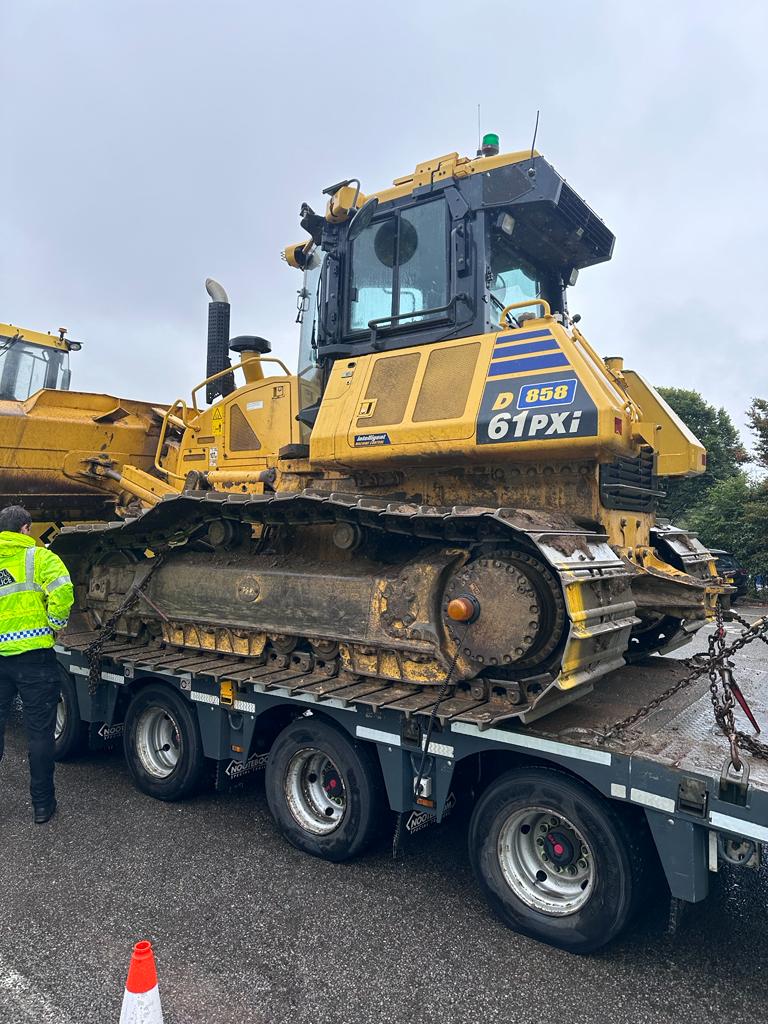 Hosting a #saferloads course here in #derbyshire. HGV stopped. No movement order. Blade of bulldozer has huge overhang of trailer. No width markers. Overweight and load insecure. Driver reported. Vehicle prohibited from Further movement. #prohibited #pg9 #opsbikes #optramline