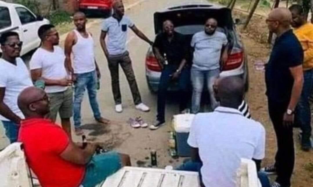 ChrisExcel102's tweet image. Kings can chill like this &amp;amp; have solid balanced conversation without judging each others from bank balances. Jobs. Cars or backgrounds 

But with the other gender 😭😭

The one who’s doing better in life will be leading pack and those who have nothing will be undermined 😭😭