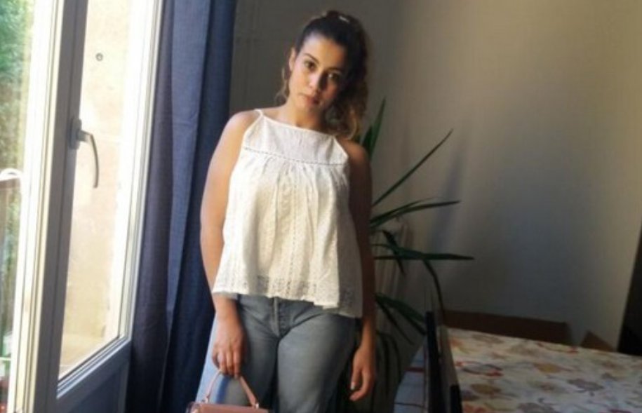 IngridRadioRoma's tweet photo. 🔴 Marseille (10e) Socayna, étudiante de 24 ans, a été assassinée alors qu'elle travaillait devant son ordinateur

Socayna était une étudiante de 24 ans ambitieuse et courageuse.

Dimanche soir, la jeune femme travaillait dans la chambre de son appartement du troisième étage de la cité Saint-Thys, à Marseille.

Alors qu'elle se trouvait devant son ordinateur en buvant un verre de lait, vers 23H00, une balle de kalachnikov a traversé le contre-plaqué de bois en bas de la fenêtre baie vitrée et l'a atteinte en pleine tête.

Socayna est décédée ce mardi matin des suites de ses blessures. Leïla, sa mère, était restée toute la nuit à son chevet.

Cette AESH (accompagnante d’élèves en situation de handicap) de 59 ans en école maternelle et primaire a élevé seule ses deux filles.

« Ils m’ont enlevé ma fille, elle était tout pour moi » a témoigné cette mère au Parisien.

Trois autres appartements, occupés par des dames âgées, ont également été touchés par les tirs, sans faire d’autre victime physique.

Les auteurs des tirs ont d’abord visé la pharmacie de la cité, avant de quitter les lieux à scooter en tirant à l’aveugle. C’est cette deuxième salve qui a atteint la jeune femme

Natio76 🖊️ faits-divers-org