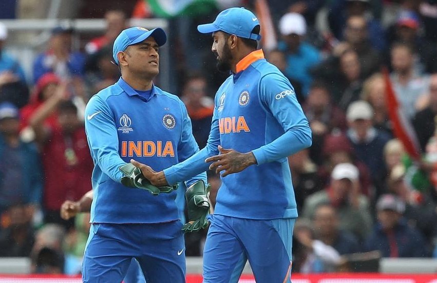 RealCricPoint's tweet photo. Runs banana hai - bana denge.
DRS lena hai - dila denge.
Keeping me catch lena h - le lenge.
Bowler ko advice dena hai - de lenge. 

I see no difference here in both. 👀

#INDvsSL #AsiaCup2023 #INDvSL https://t.co/qypfDr1Wbf