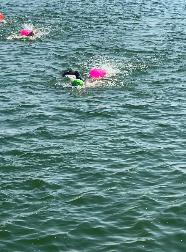 CroydonHighPE's tweet image. A 1st place finish and a pb for Year 11 Izzy in the 3K event at the @Dock2DockSwim on Saturday! #London #OpenWaterSwim @CroydonHigh @BeckenhamSC 🏊‍♀️🥇👏