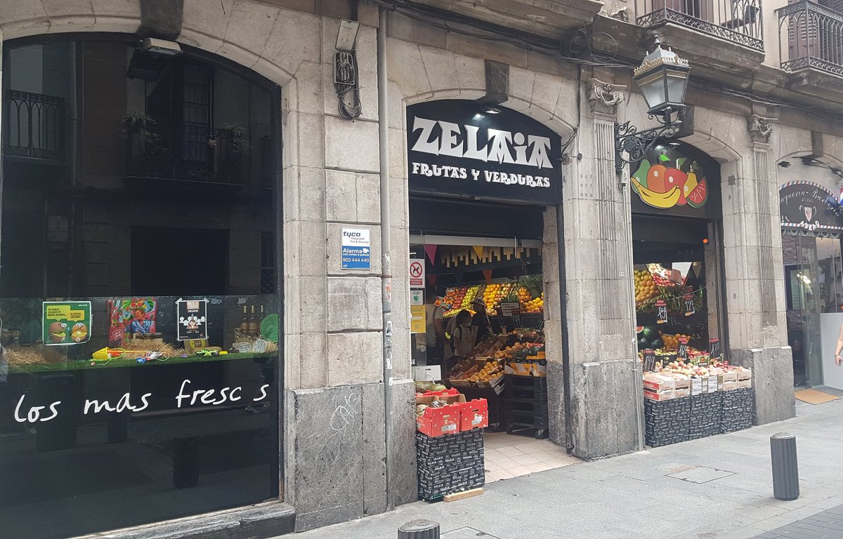 Bilboko Alde Zaharreko frutadenda baten:
+ Kaixo
- Hola
+ Kaixo
- Hola. No entiendo el Euskera
+ 🙄
......
+ Agur
- Adios
+ Agur. 
- Adios. Estoy en españa y solo hablo español
+ 🤬🤬🤬

Euskarafobikoei boikota!