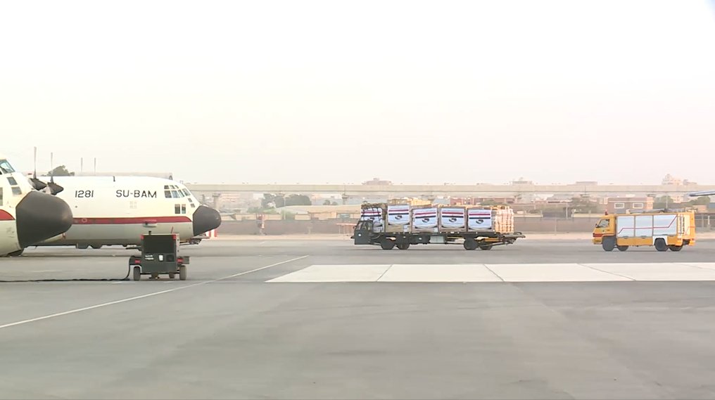 ElwatanNews's tweet photo. مصر إلى جوار الأشقاء دائما.. 3 طائرات نقل عسكرية تطير إلى #ليبيا لتقديم الدعم الفوري والإغاثة الإنسانية للمساهمة في تخفيف آثار الإعصار المدمر https://t.co/d5KqU1j6ps