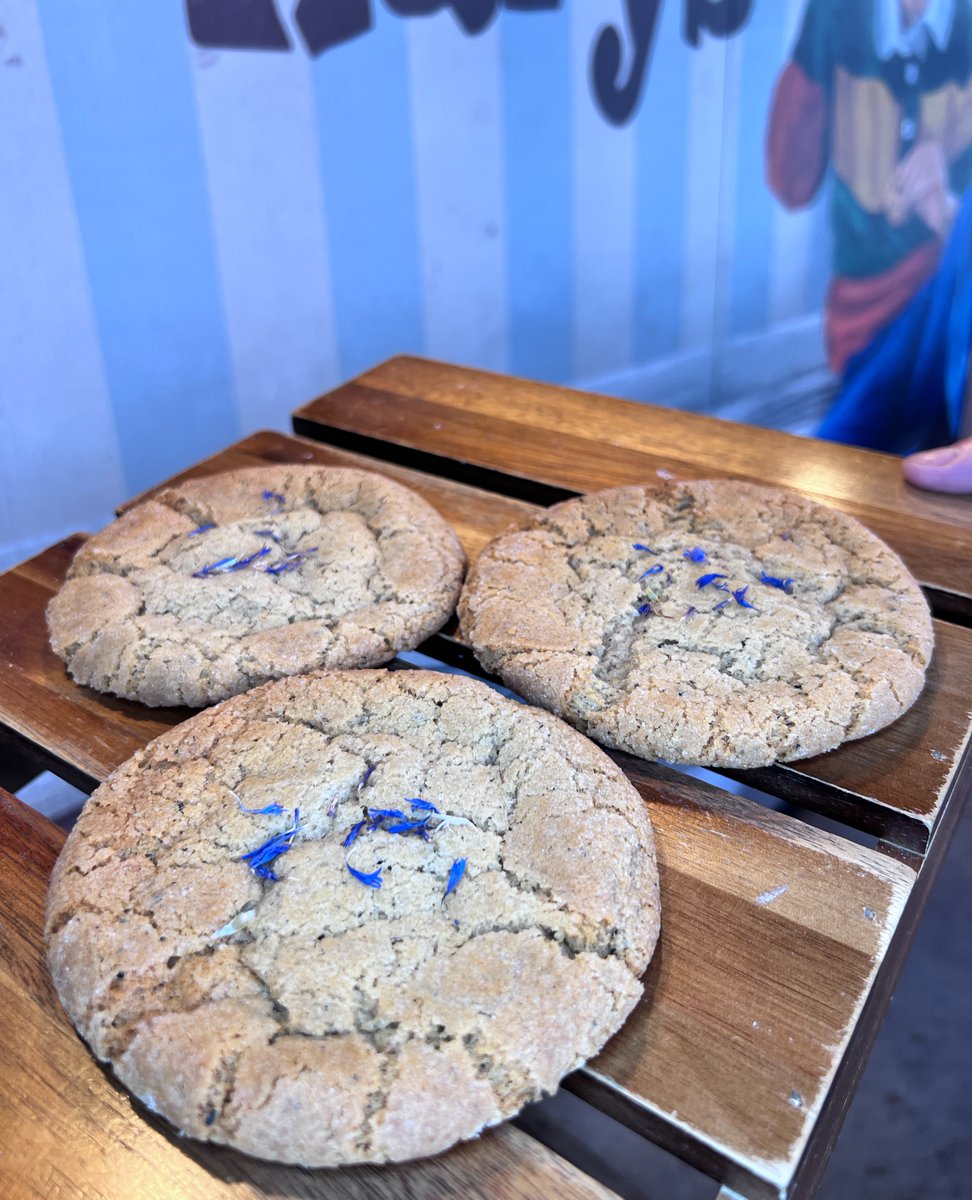 NEW COOKIE ALERT! 🍪⚠️
You will not want to wake up only when September ends when you can taste 'Field Of Dreams'!

🍪 A delicate balance of lavender and Earl Grey makes this cookie the perfect treat for your morning routine. 🌼☕

Order now at schmackarys.com