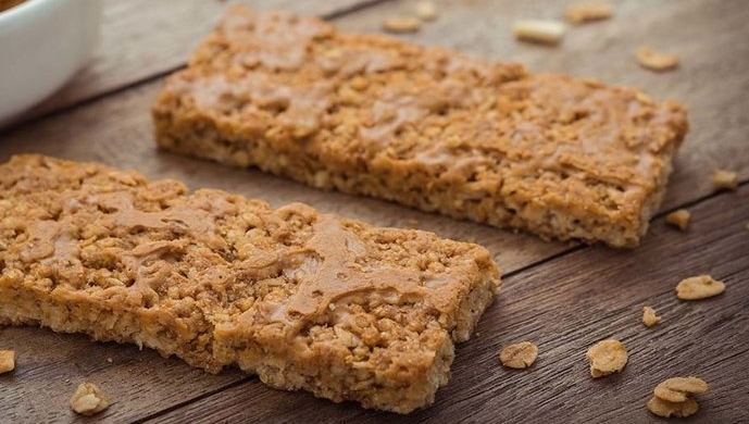 GoodinGrain's tweet photo. September is soybean harvest month! Experiment in the kitchen, and bake up these sweet soy butter squares. Delicious and a safe lunch snack. => https://t.co/U60kN9b45h #GoodInEveryGrain #GoodInEveryMeal #OntarioGrains #Soybeans #SoyButter #SoyButterSquares #Recipe #SnackBars https://t.co/AxwqQWuTYE