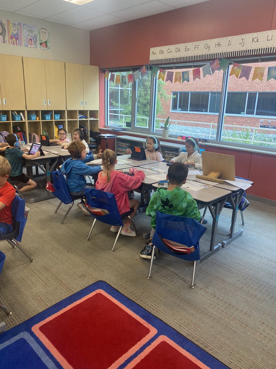 Dressel 2nd graders working on their literacy skills! <a href="/LindberghFlyers/">Lindbergh Schools</a> <a href="/DresselFlyers/">Dressel Elementary School</a>