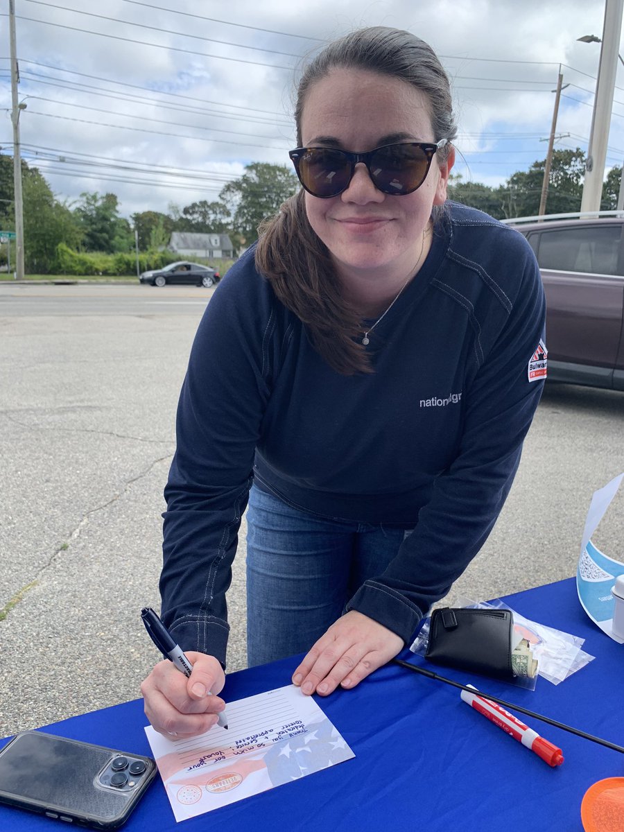 Celebrating a <a href="/nationalgridNY/">National Grid NY</a> Week of Service with #ActofKindness handwriting #thankyou cards to #Veterans for <a href="/GeneralNeeds/">General Needs Center</a> which puts a card in every pair of shoes donated to Veterans #NGProjectC