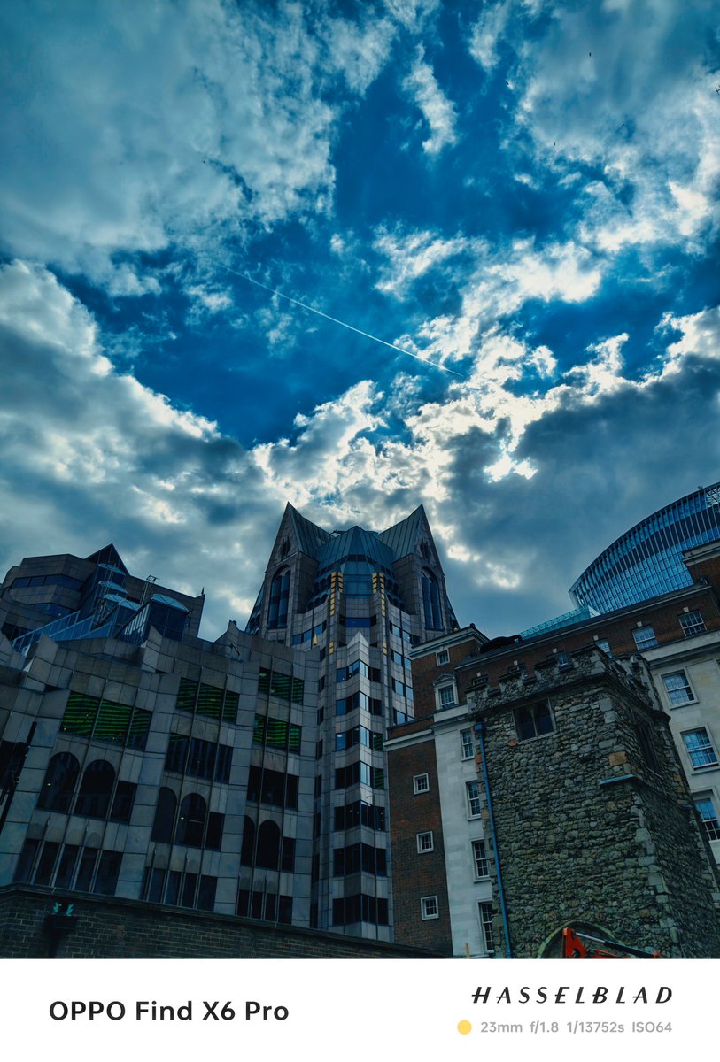 Day Something of the  #FlipThePerspective    
Doomy London at its best 🦇 
#ShotOnSnapdragon
@Snapdragon
@Snapdragon_UK
#OppoX6Pro
@OPPOMobileUK
@oppo