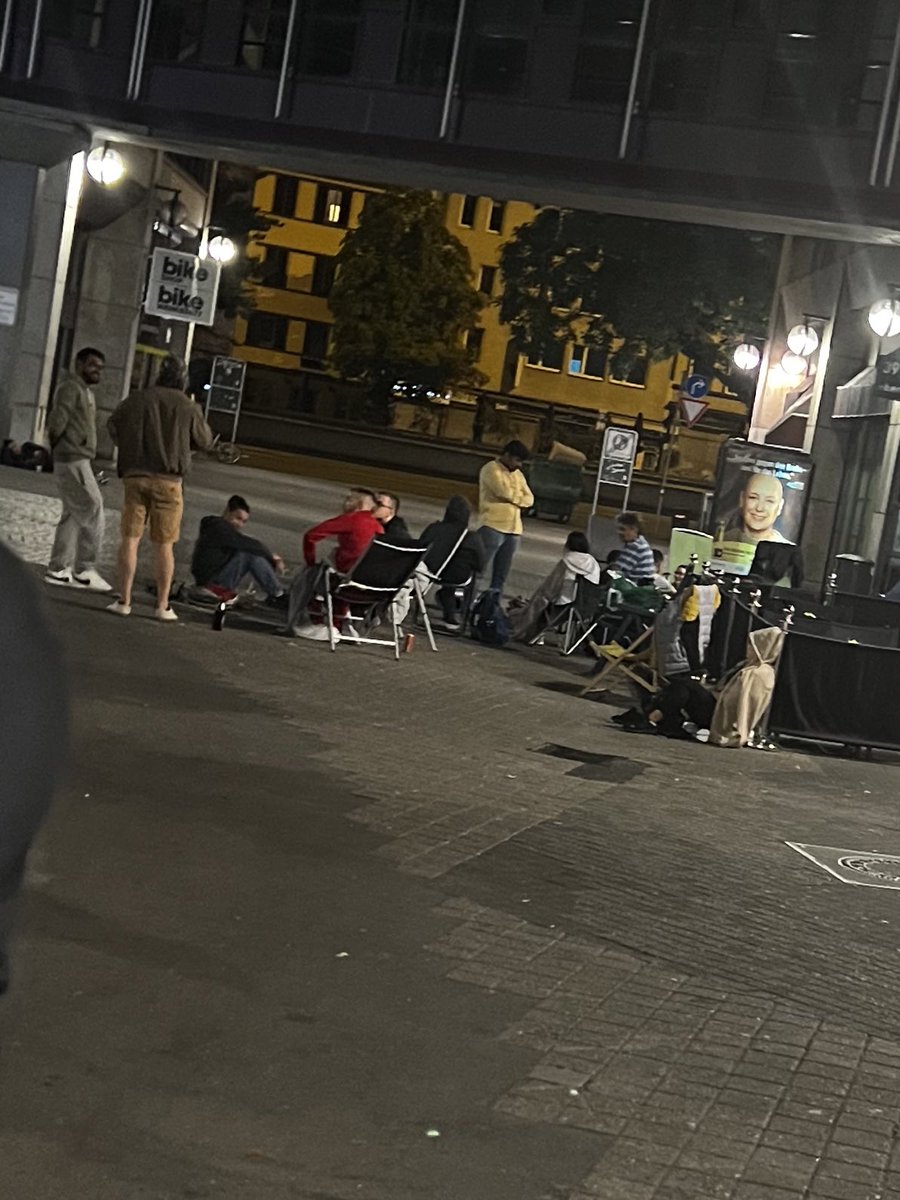 Menschen „campen“ vor der #Ausländerbehörde, um einen Termin zu bekommen - eine Schande für eine internationale und wirtschaftsstarke Stadt. Das schadet #Stuttgart massiv und ist eine Zumutung für unsere Bürgerinnen und Bürger. Bei den Bürgerbüros sieht es nicht besser aus.