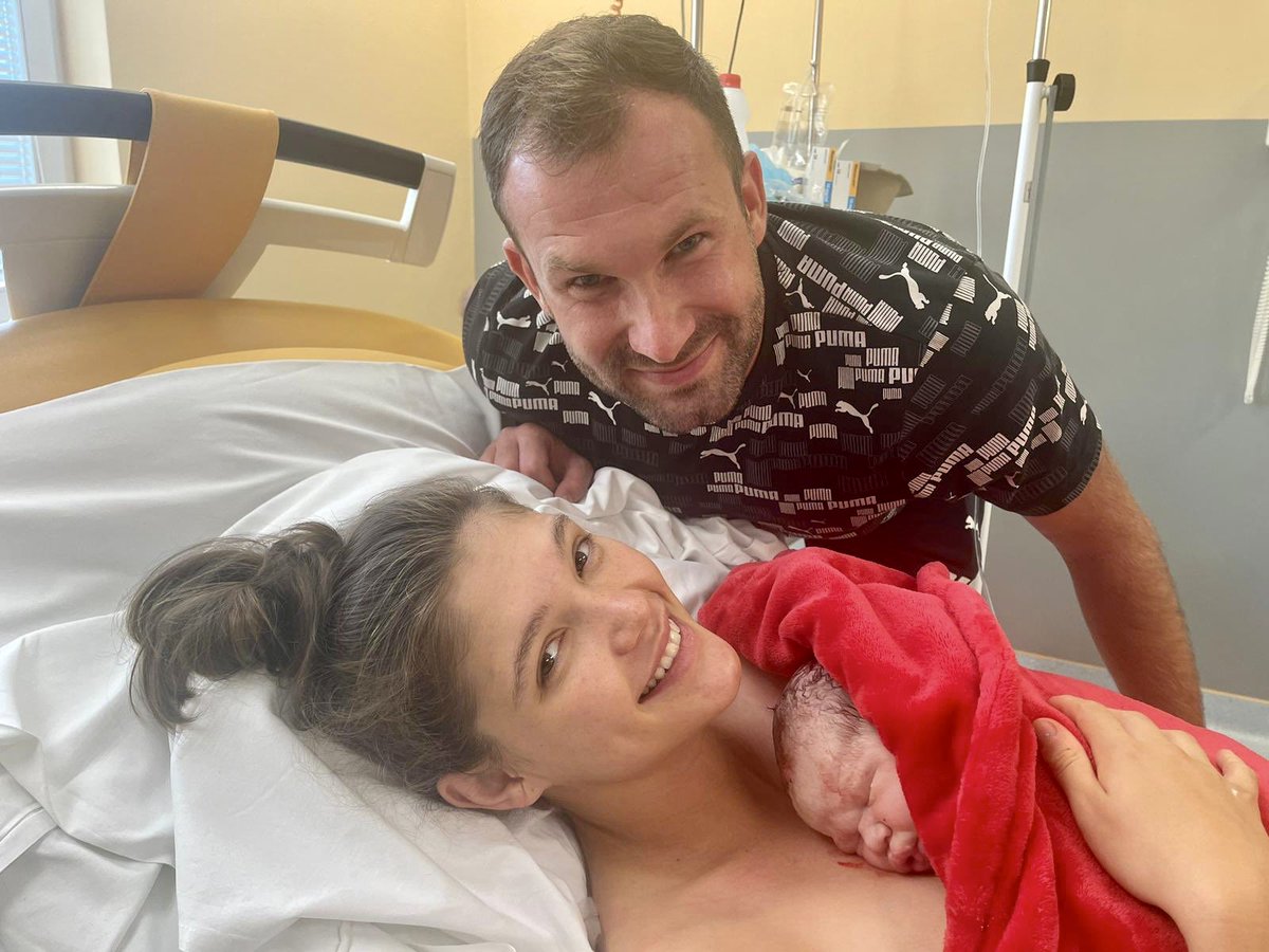 slaviaofficial's tweet image. 😍 Brankář Ondřej Kolář se stal otcem! Obrovská gratulace novopečenému tátovi a manželce Janě. Přejeme hlavně hodně zdraví, štěstí a radosti. 🍀