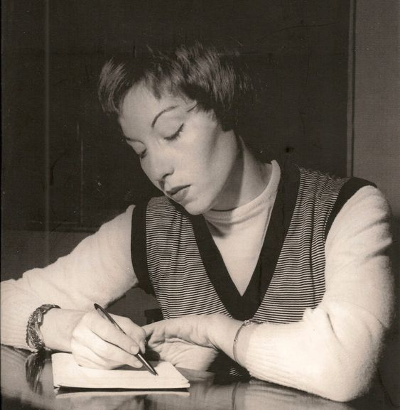 Porque, às vezes, acordar tem lá suas muitas desvantagens.

-  Clarice Lispector