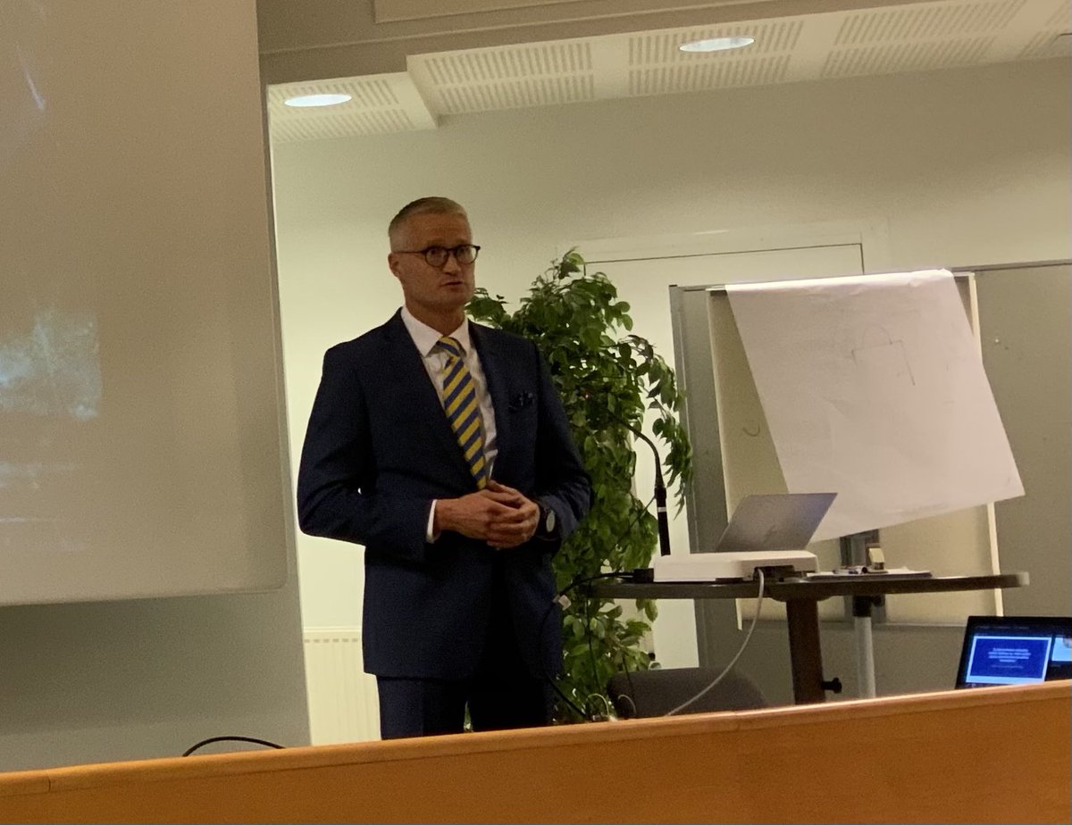 ”Arkiset asiat tuovat turvaa, ritiinit, muiden auttaminen, toivo, nämä lisäävät henkistä kestävyyttämme”, sanoo <a href="/JarnoLim/">Jarno Limnell</a> #syysseminaari2023 <a href="/metropolia/">Metropolia</a> <a href="/EspooEsbo/">Espoon kaupunki</a>