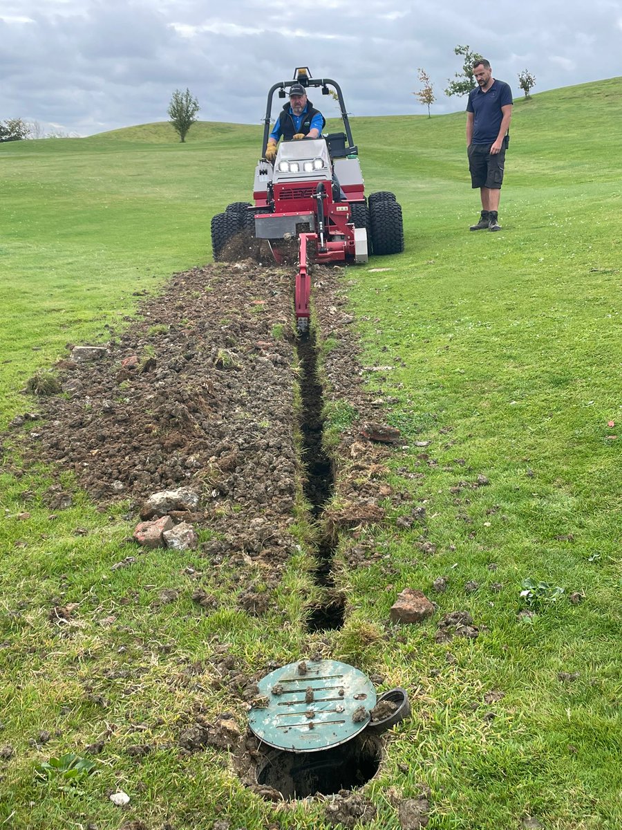 CaddingtonGolfC's tweet image. Demo day for us using  various attachments on the @RTMACHINERYLTD here at #caddingtongolfcourse 

11m of secondary drainage installed using the Ventrac. Dug, shingle and 100mm pipe laid and back filled in under an hour.
Some dressing out to do tomorrow but cracking bit of kit.