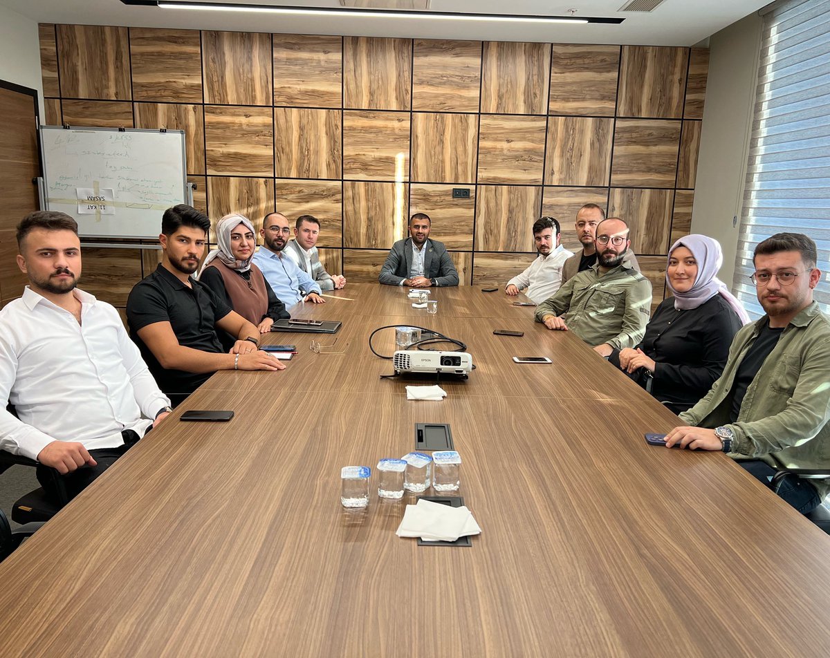 Sağlık-Sen Gençlik Kolları Yönetim Kurulumuz, Ankara Şubelerimizin Gençlik Kollları Başkanlarıyla toplantı gerçekleştirdi. 
Toplantıda sahanın sorunları, beklentileri ve çözüm önerileri ele alındı. 
#SağlıkSenGençlikKolları