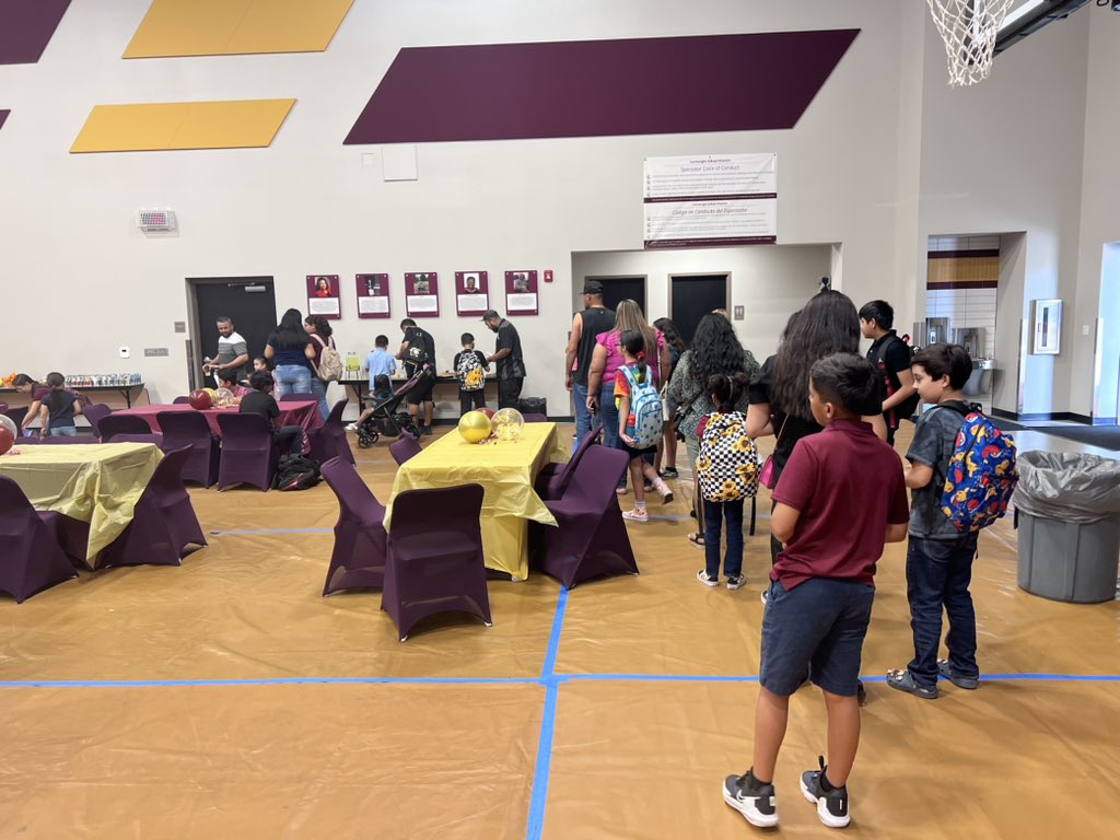 ASGcsd83's tweet photo. Proficient Pancakes with Principals, Police, and Parents! Celebrating scholars is always a great way to start a Tuesday! @harriscsd83 #oneteamunafamilia https://t.co/5l28lXCU2c