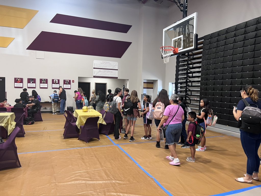 ASGcsd83's tweet photo. Proficient Pancakes with Principals, Police, and Parents! Celebrating scholars is always a great way to start a Tuesday! @harriscsd83 #oneteamunafamilia https://t.co/5l28lXCU2c