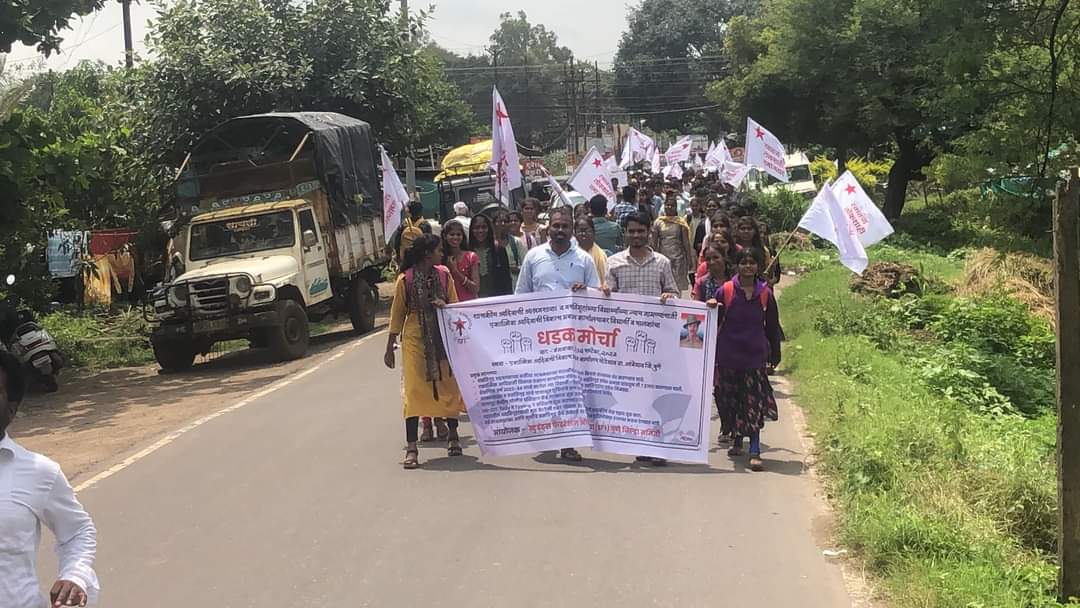 sfimaha's tweet photo. SFI Pune Dist Committee in collaboration with the Adivasi Vikas Prakalp Office in Ghodegaon has launched a vital protest today to address critical issues in Adivasi ashrams and residential facilities. Discussions with the administration are ongoing and the movement persists. https://t.co/mqB9gDLIeu