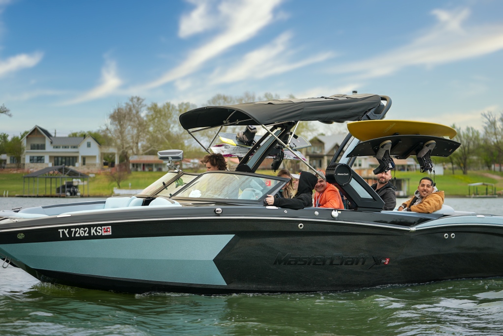 Throwback to the crew having a fun day on the lake 😎🤙
_
#wakeboarding #wakeboard #wakeboarder #watersports #wakesurfing