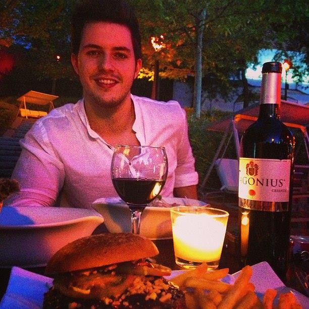 Delight in the quintessential English breakfast, complete with crispy bacon, sizzling sausages, buttery mushrooms, and perfectly cooked eggs. Pair it with a piping hot cup of tea or a frothy cappuccino to start your day off right.