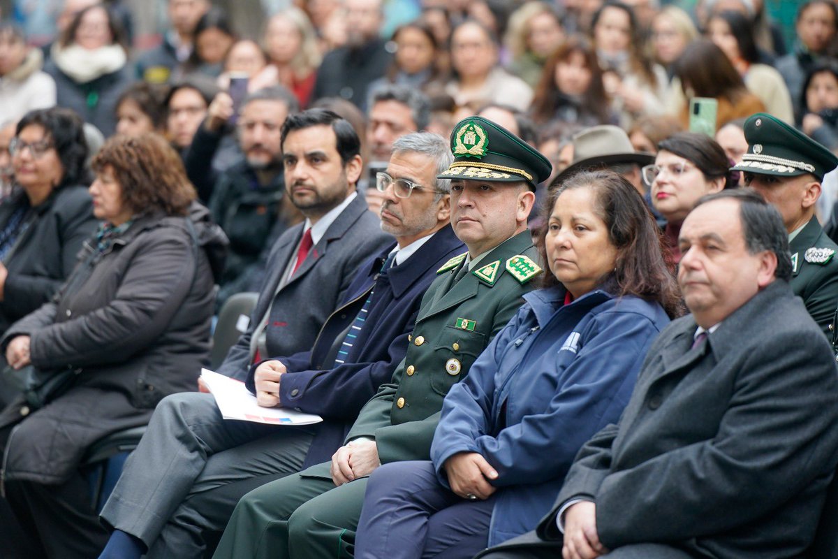 PCdeChile's tweet photo. 🔴Acto oficial de cambio de nombre de ex calle Rosas, en el tramo entre Morandé y Teatinos, por Littre Quiroga Carvajal, militante comunista y ex Director del Servicio de Prisiones. https://t.co/siwNdvauem