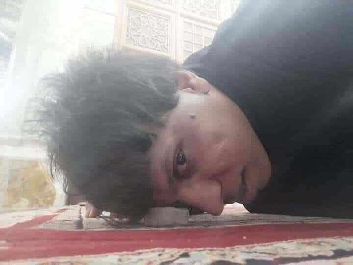 #اعدموا_حكمت_العاني

من كاعد تصلي بجامع بالانبار
 ويكوم الشيخ يسد الباب ويرجعلك