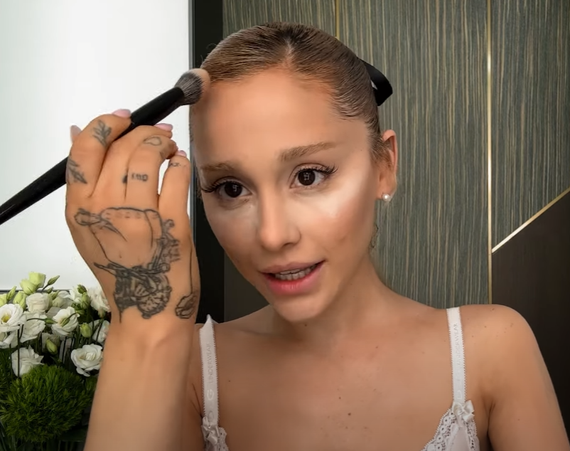 arianagrandebr's tweet photo. Gente como a gente, Ariana Grande fala sobre sua calvície:

"Eu já tenho uma testa gigante para começo de conversa, e minhas entradas estão indo mais para trás a cada dia." https://t.co/kFPmvwpMt3