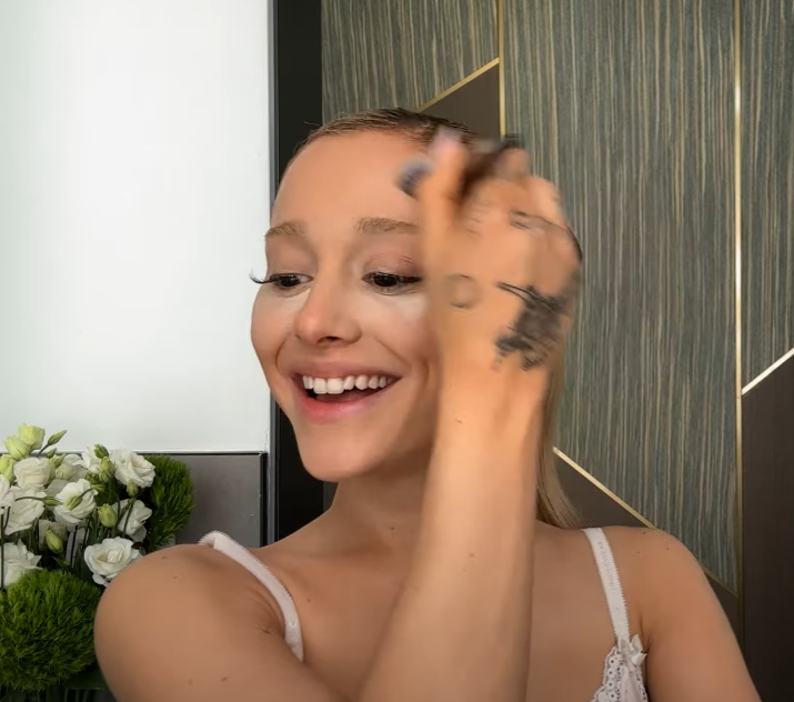 arianagrandebr's tweet photo. Gente como a gente, Ariana Grande fala sobre sua calvície:

"Eu já tenho uma testa gigante para começo de conversa, e minhas entradas estão indo mais para trás a cada dia." https://t.co/kFPmvwpMt3
