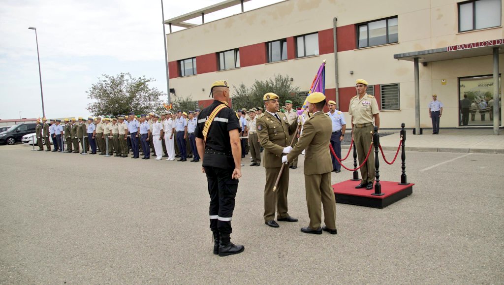 UMEgob's tweet image. Damos la bienvenida al  teniente coronel Joaquín Núñez Regodón y le deseamos acierto en el Mando como Jefe del cuarto Batallón #BIEM4
#Zaragoza

Enhorabuena al teniente coronel Manuel Montero Martín por su gran labor y conocimiento de su Batallón durante estos 3 años
#ParaServir
