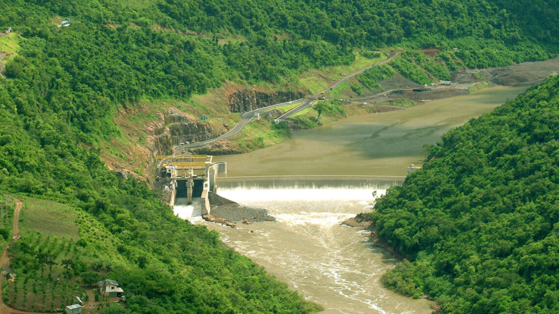 mauad_joao's tweet photo. Fiz uma postagem ontem sobre a perseguição abjeta da AGU ao jornalista Alexandre Garcia, por conta de um comentário sobre as barragens do Rio das Antas. Minha postagem não buscou confirmar nem refutar a fala do jornalista, apenas defender que ele tinha direito de dizer o que disse, em nome das liberdades de imprensa e de expressão. (Até porque, se formos criminalizar cada informação falsa da mídia oficial, não vai sobrar um veículo de imprensa, pois todos os dias há notícias falsas por aí)

Pois bem. Bastou o Estadão Verifica, pouco tempo depois da minha postagem, publicar uma matéria sobre o assunto, afirmando, equivocadamente, que as barragens do Rio das Antas não têm comportas (https://t.co/0fhLDrib38), para chover comentários ofensivos por aqui. 

A verdade, no entanto, nunca é tão simples como alguns que se julgam donos dela gostariam. Todas as três barragens, cujas estruturas parecem bem semelhantes, têm, sim, comportas mecânicas em suas extremidades (veja fotos abaixo). E, no vídeo cujo link está a seguir, pode-se ver perfeitamente as comportas da barragem de Monte Claro (foto da esquerda), em Veranópolis, abertas e vertendo grandes volumes de água, em novembro de 2019. (https://t.co/Sytz6mbpXR)

Isto não quer dizer, evidentemente, que uma suposta abertura das comportas causou as enchentes, pois nem mesmo sabemos se foram abertas ou não. Isso quer dizer apenas que não se pode descartar, de plano, e apenas baseado na palavra dos gestores das usinas, quaisquer possibilidades.

Aliás, a maneira mais fácil de jamais encontrar a verdade é justamente censurando quem duvida da "verdade oficial". A liberdade de expressão e de imprensa, bem como o apreço pelo contraditório, como dizia John Stuart Mill, é a maneira mais eficaz de se chegar à verdade dos fatos.