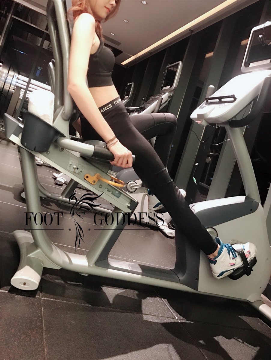 在西安，14号离开，北京9.14～9.18女王
 #北京女王 #恋足舔脚 #恋足调教 #女王调教