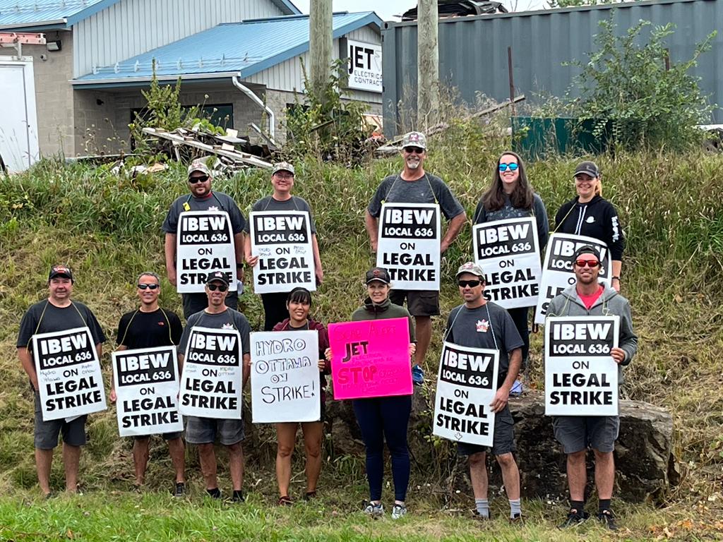 🚨SCAB ALERT🚨 Today we're picketing #JetElectricalContractors in Gananoque because they continue to cross our picket lines. They are hurting members fighting for a fair deal. @hydroottawa workers have been on strike for 77 days. There is no excuse to do this. #RespectTheLine