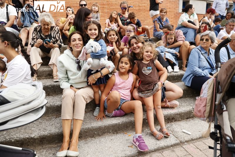 SArtvALDIA's tweet photo. 🎭 (FOTOS) La compañía La Bulé divierte a niños y mayores en la Alamedilla 👉 https://t.co/9DCspxuqzT https://t.co/uQz2agz6kg