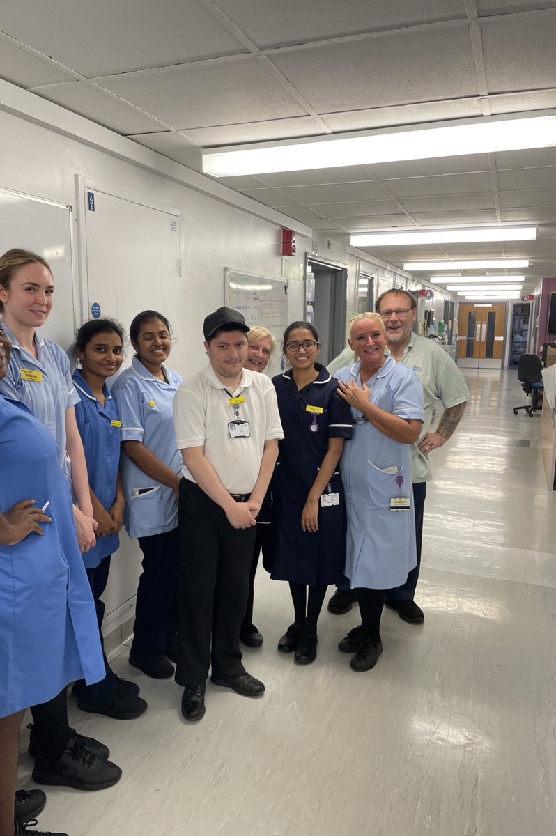 Introducing the fabulous Ward 32 Team to our Twitter community. Great to see the entire team stop to serve meals and all wanted to praise the fabulous domestic and catering team 👏 #teamwork  @JenLee1983 @dmjack1 @ceadunn @TaraFilby  @MYDeputyCNurses