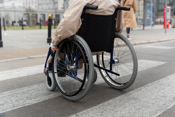 Mejorar la funcionalidad, comodidad y seguridad de los espacios públicos contribuye a prevenir el aislamiento social de las personas mayores, promoviendo un envejecimiento activo y saludable / Accessibility of public spaces vs social isolation of older adults