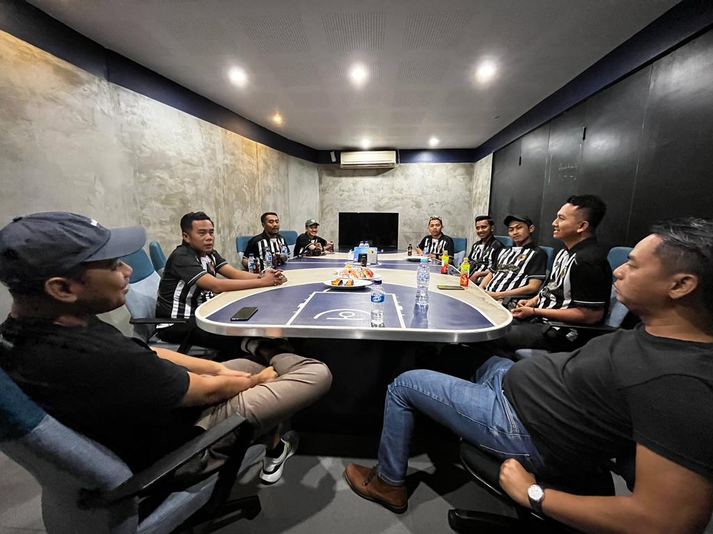 jakaumbaran27's tweet photo. Berproses, semua tidak ada yg instan. Juara dengan cara terhormat !!
#FromJemberWithLove⚫⚪
|| Mandiri, Bersinergi, Berprestasi ||
#PERSIDJEMBER
#MACANRAUNG https://t.co/7tqp09otmx