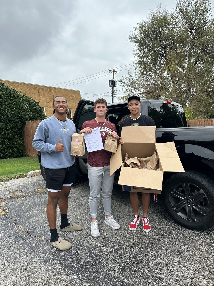 What a great group of guys! We loved having more student-athletes with Oklahoma Baseball volunteer again today with Meals on Wheels of Norman! So excited for this partnership! Boomer Sooner! ⚾️⚾️