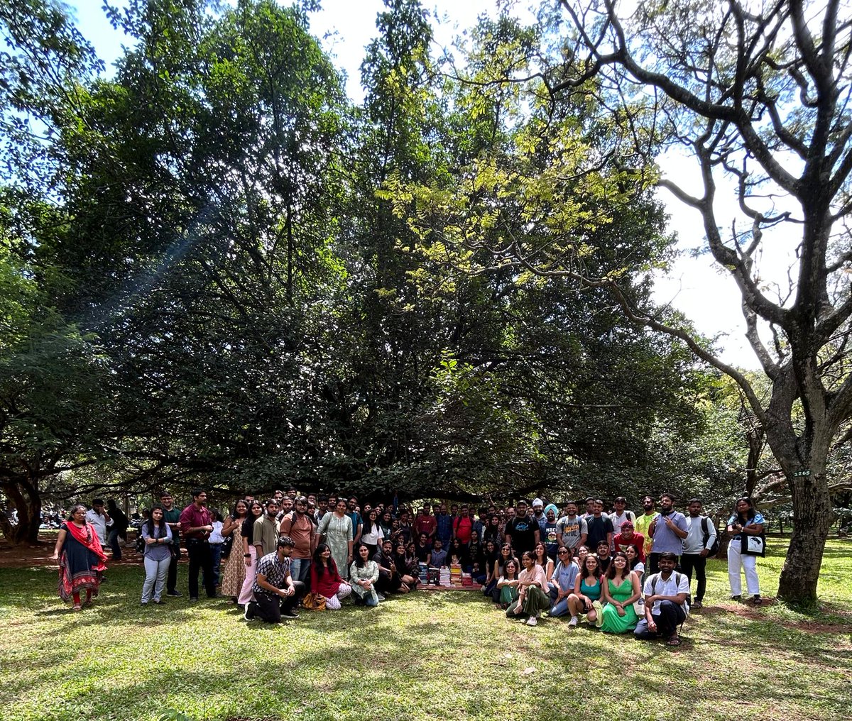 The magic of words met the serenity of nature at our 35th edition. The park, in its golden glow, came alive with a heartwarming sight for our readers🌿. In the diverse tapestry of book lovers, we welcomed numerous solo readers who discovered the beauty of solitude in our midst ✨