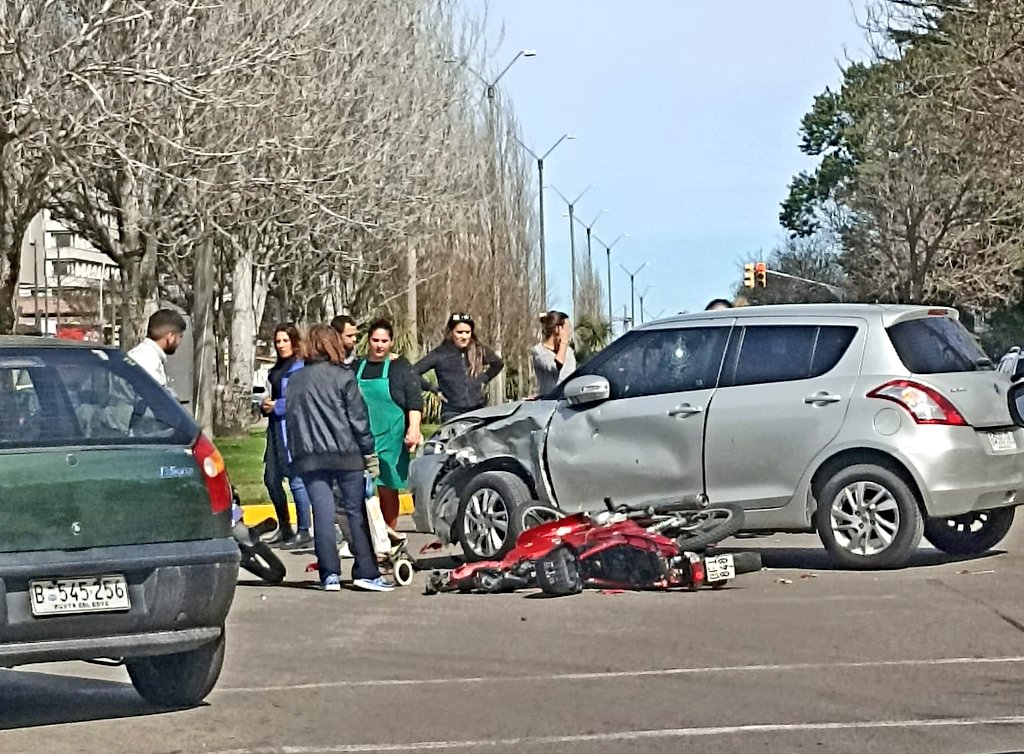 cadenadelmar2's tweet photo. 🔴 #AHORA Siniestro de tránsito en Joaquín de Viana e Ituzaingó. Dos motos y un automóvil colisionaron en el cruce. "Hay muy poca visual debido a los automóviles estacionados y hay que asomar el auto para poder ver y es allí cuando los choques entre autos y motos se dan a diario" señaló una vecina a Cadena del Mar.