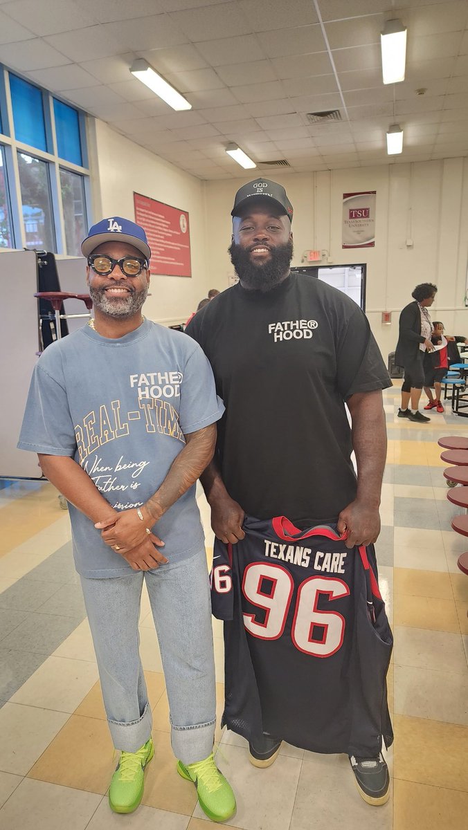 AaronWilson_NFL's tweet photo. #Texans Maliek Collins @SavageSevv Khalil Davis @khalildaish94 Jon Greenard @jongreenard7 Will Anderson Jr. @will_anderson28 Derek Rivers Kurt Hinish @Truk_sauce @_daayo97 Dylan Horton @dhorton_98 Ali Gaye @unos1_ Blackshear Elementary with @wearecoolxdad @KPRC2  @texanscare https://t.co/oI89CyxTG4