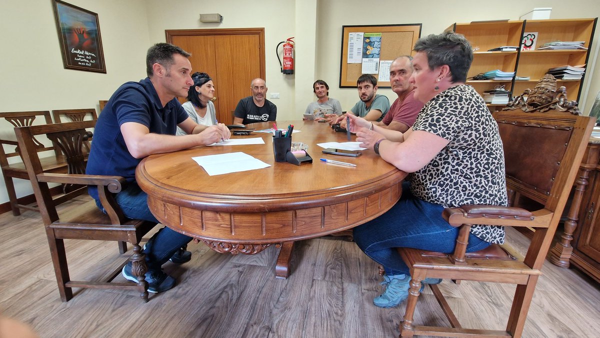 Atzoko ekaitzak kalte izugarriak sortu ditu Bizkaian. 

Diman elkartu gara Arratiako alkate eta hautetsiekin erantzun instituzionala koordinatzeko.

Gure elkartasuna kaltetu guztiei.