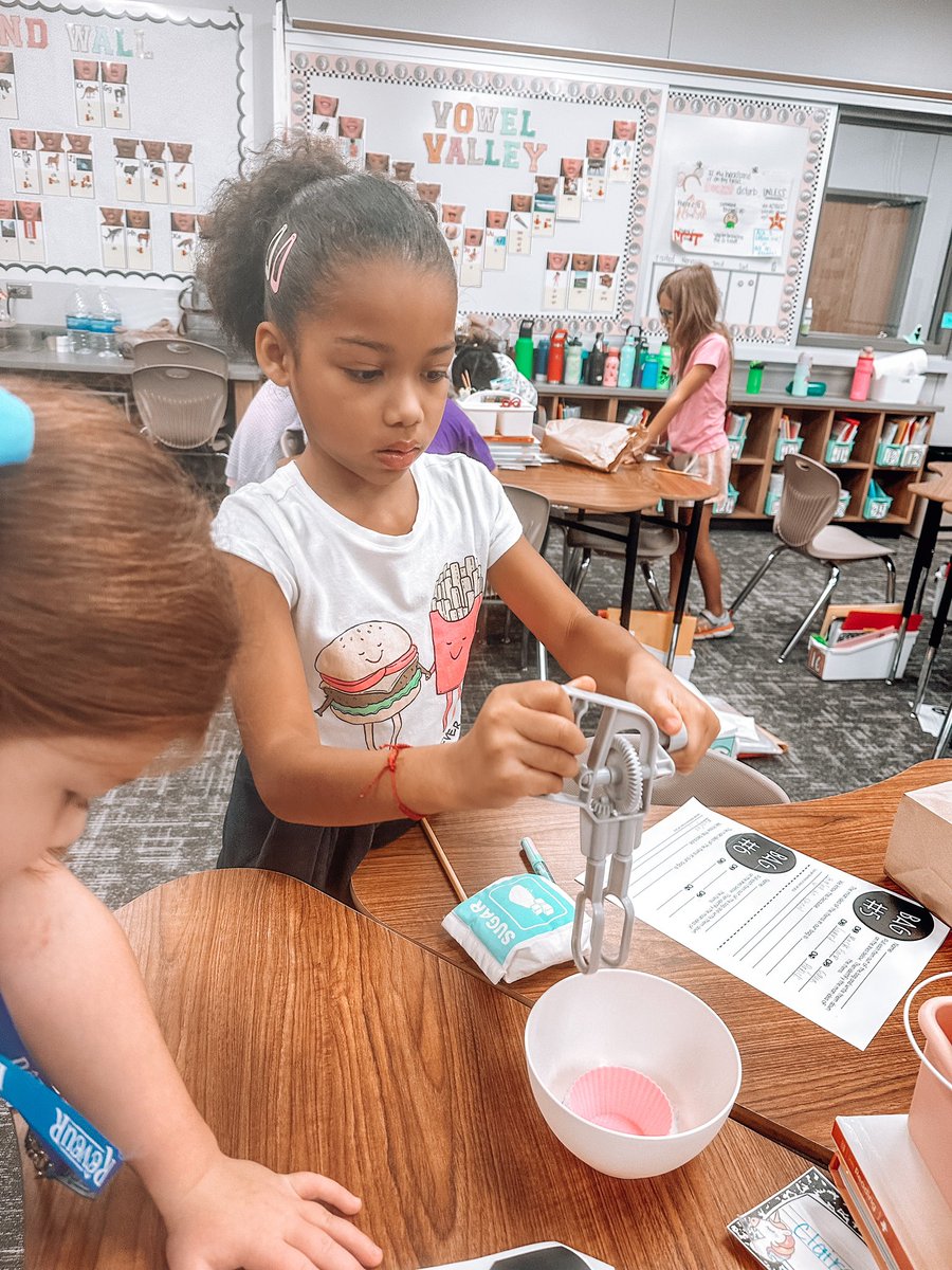 Had so much fun today reviewing Central Idea with some Mystery Bags! My friends LOVE playing this game! Can you guess the Central Idea for each of the bags? #fielderpride