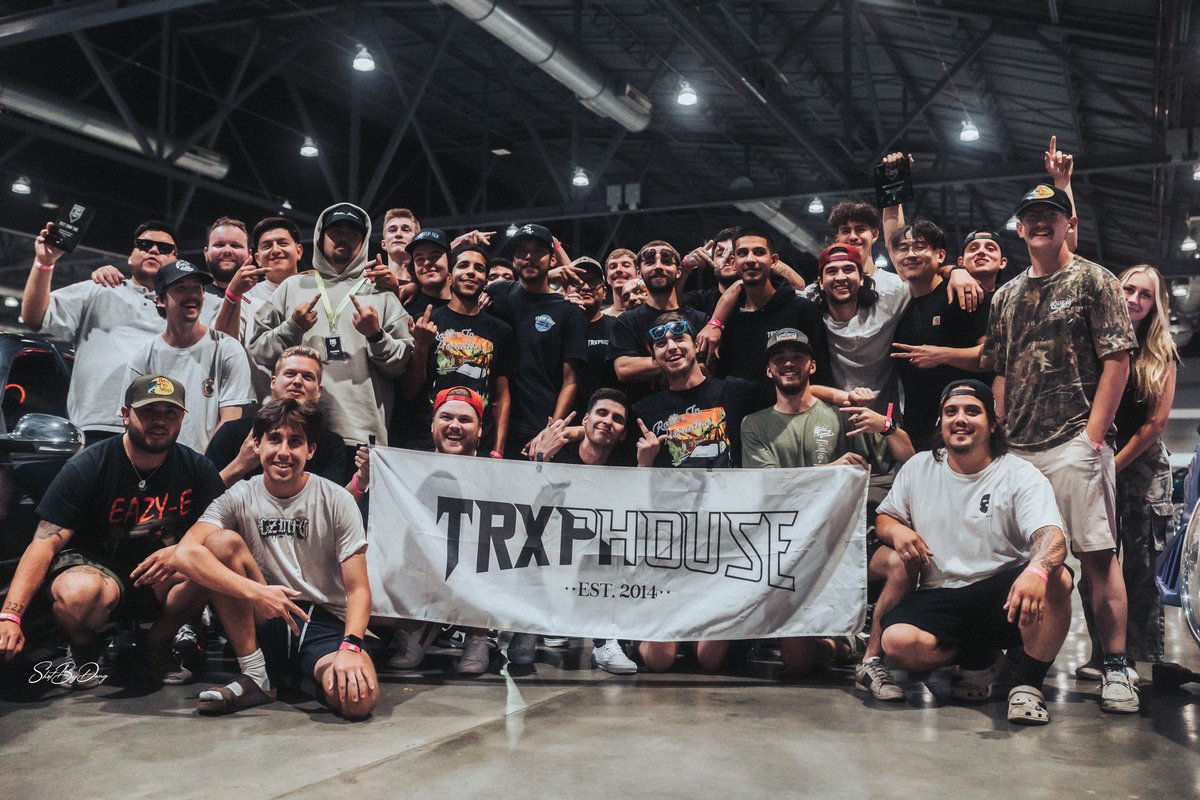 xn0rthwest's tweet image. never did i think my car would look this good!

peep me in the middle with fresh white vans 💅🏽