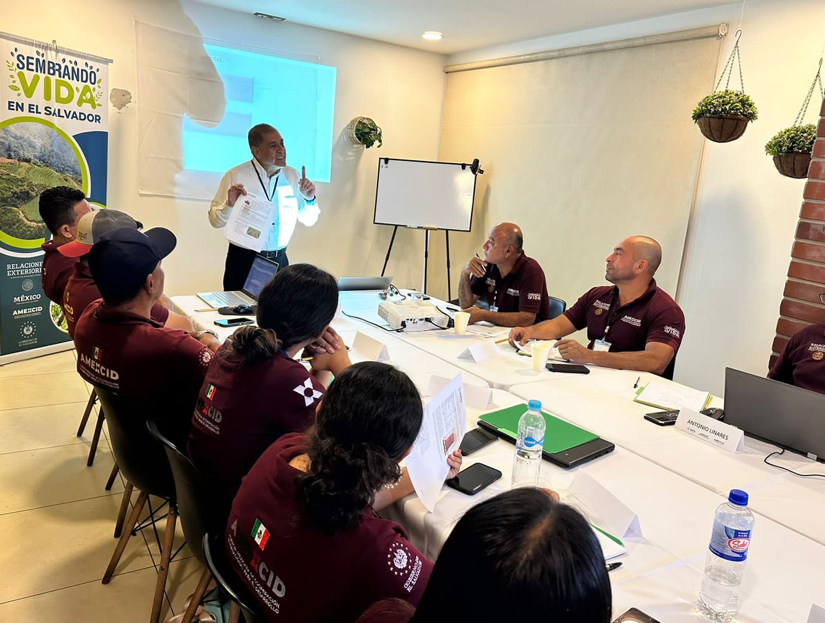 Como parte de la acciones de #SembrandoOportunidades en El Salvador 🇸🇻 el equipo técnico fortalece sus habilidades en servicios financieros, planificación, costos de producción, conocimientos que le servirán en mejorar las intervenciones en su día a día #CooperarEsCompartir