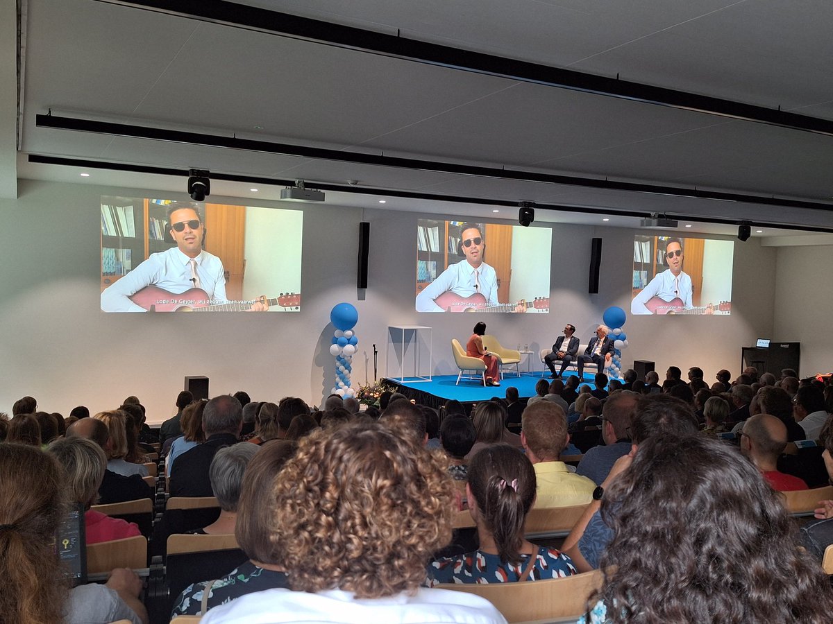 dirk laverge (@dirklaverge) on Twitter photo <a href="/benlambrechts/">ben lambrechts</a> , algemeen directeur van <a href="/HogeschoolPXL/">Hogeschool PXL</a> zingt een zelf gecomponeerd loflied begeleid door gitaar voor Lode De Geyter, aftredend algemeen directeur van <a href="/howest/">Howest</a>, tijdens de academische opening. Heel creatief! <a href="/benlambrechts/">ben lambrechts</a> , algemeen directeur van <a href="/HogeschoolPXL/">Hogeschool PXL</a> zingt een zelf gecomponeerd loflied begeleid door gitaar voor Lode De Geyter, aftredend algemeen directeur van <a href="/howest/">Howest</a>, tijdens de academische opening. Heel creatief!