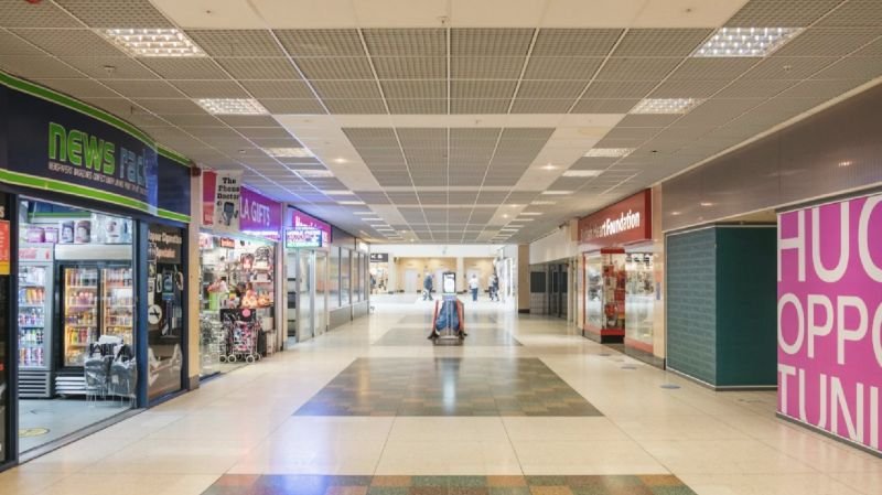 Ernshki's tweet image. Breath-taking scenes as @CaddickConst  remove the Mall roof to reveal Stretford&apos;s high street for the first time in over 50 years! Exciting future now lies tantalisingly close

#retrofitfirst #lovestretford #futurehighstreet @FCBStudios  @Bruntwood_UK  @TraffordCouncil