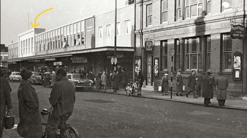 Ernshki's tweet image. Breath-taking scenes as @CaddickConst  remove the Mall roof to reveal Stretford&apos;s high street for the first time in over 50 years! Exciting future now lies tantalisingly close

#retrofitfirst #lovestretford #futurehighstreet @FCBStudios  @Bruntwood_UK  @TraffordCouncil