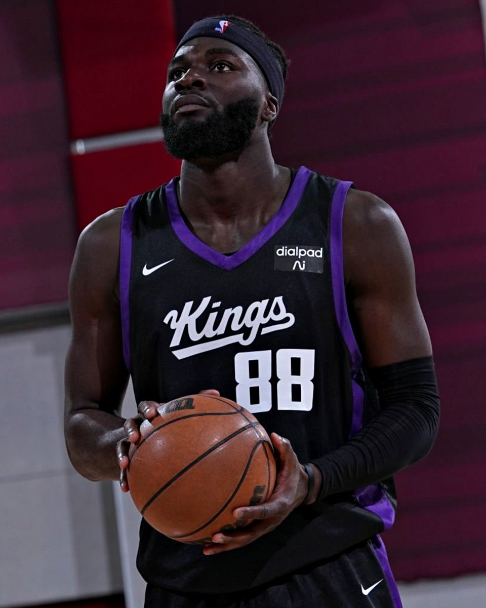 Neemias Queta foi dispensado pelos Kings.